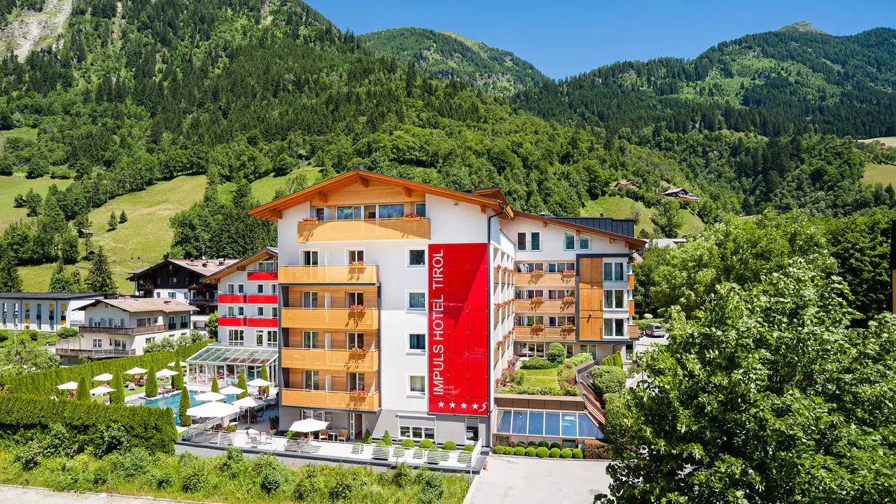 Aussenansicht des Impuls Hotels Tirol im Sommer
