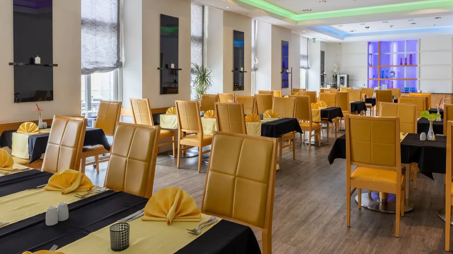 Modernes Restaurant mit festlich eingedeckten Tischen im Hotel Astoria Opatija