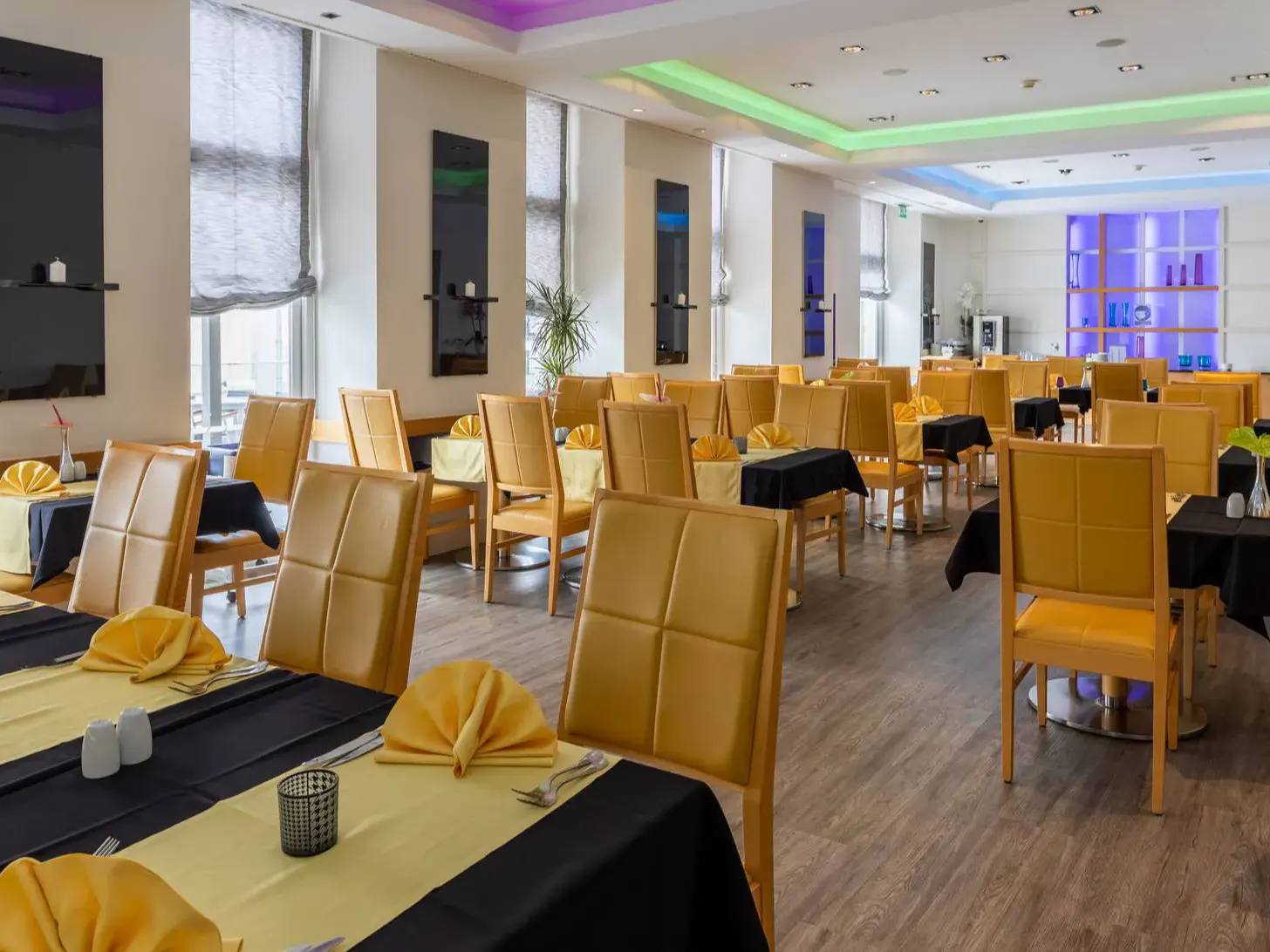 Modernes Restaurant mit festlich eingedeckten Tischen im Hotel Astoria Opatija
