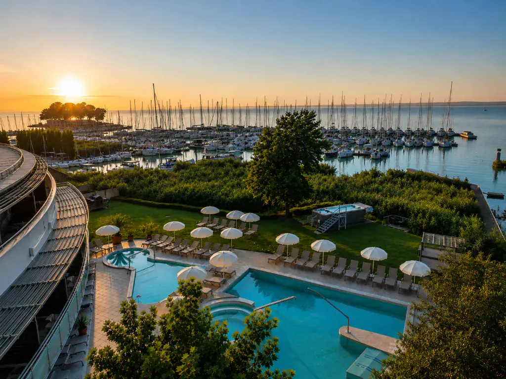 Abendstimmung mit Aussenansicht im Hotel Golden Lake Resort