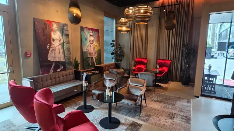 Blick in die Rezeption des AMEDIA Hotels Lustenau