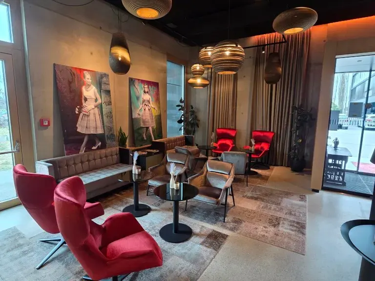 Blick in die Rezeption des AMEDIA Hotels Lustenau