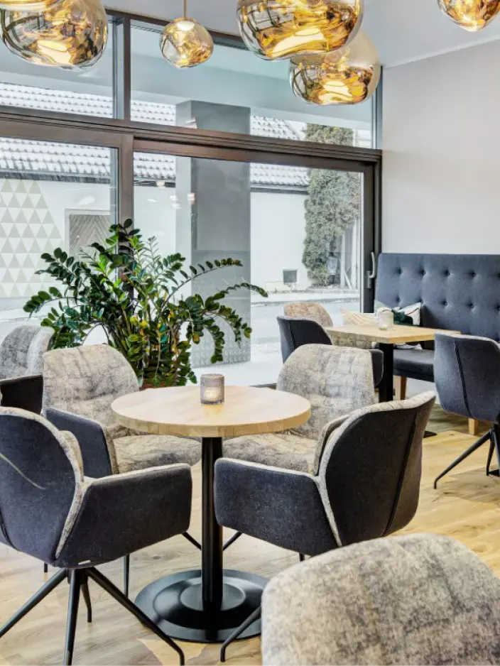 Loungebereich mit Sitzgelegeheiten in modernem Stil im Koenigswieserhof