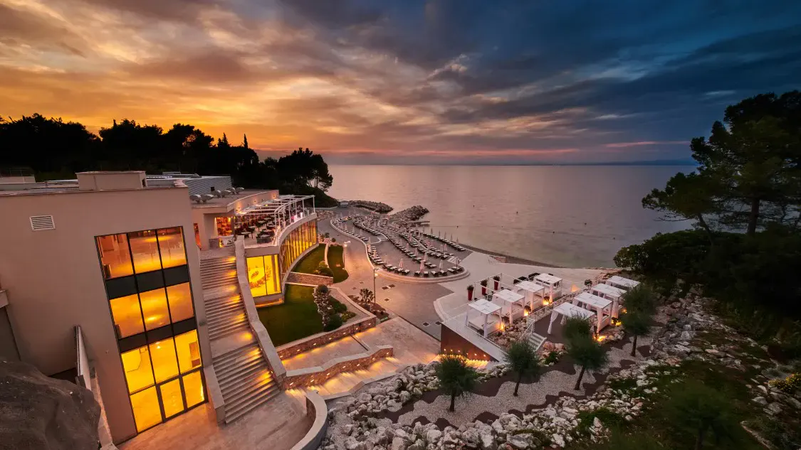 Blick auf das Kempinski Hotel Adriatic mit Meer bei Abendstimmung