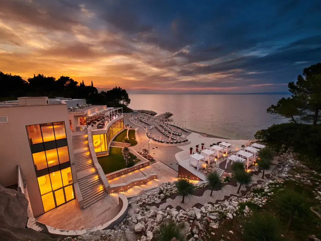 Blick auf das Kempinski Hotel Adriatic mit Meer bei Abendstimmung