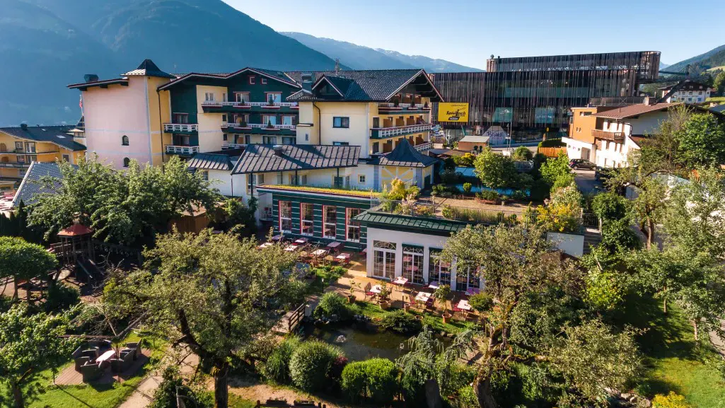 Luftbild des Hotels Kohlerhof im Sommer