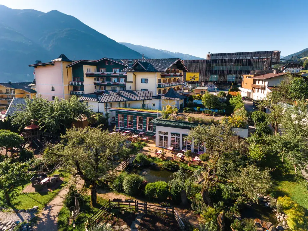 Luftbild des Hotels Kohlerhof im Sommer