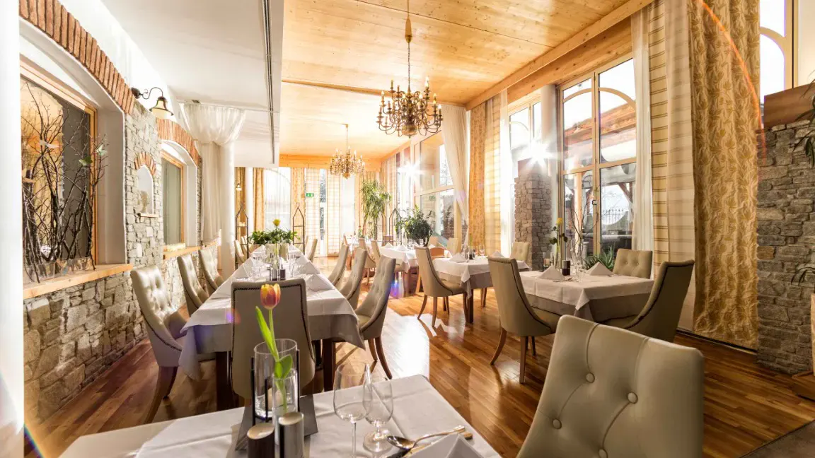 Restaurant mit Wintergarten im Garten-Hotel Ochensberger