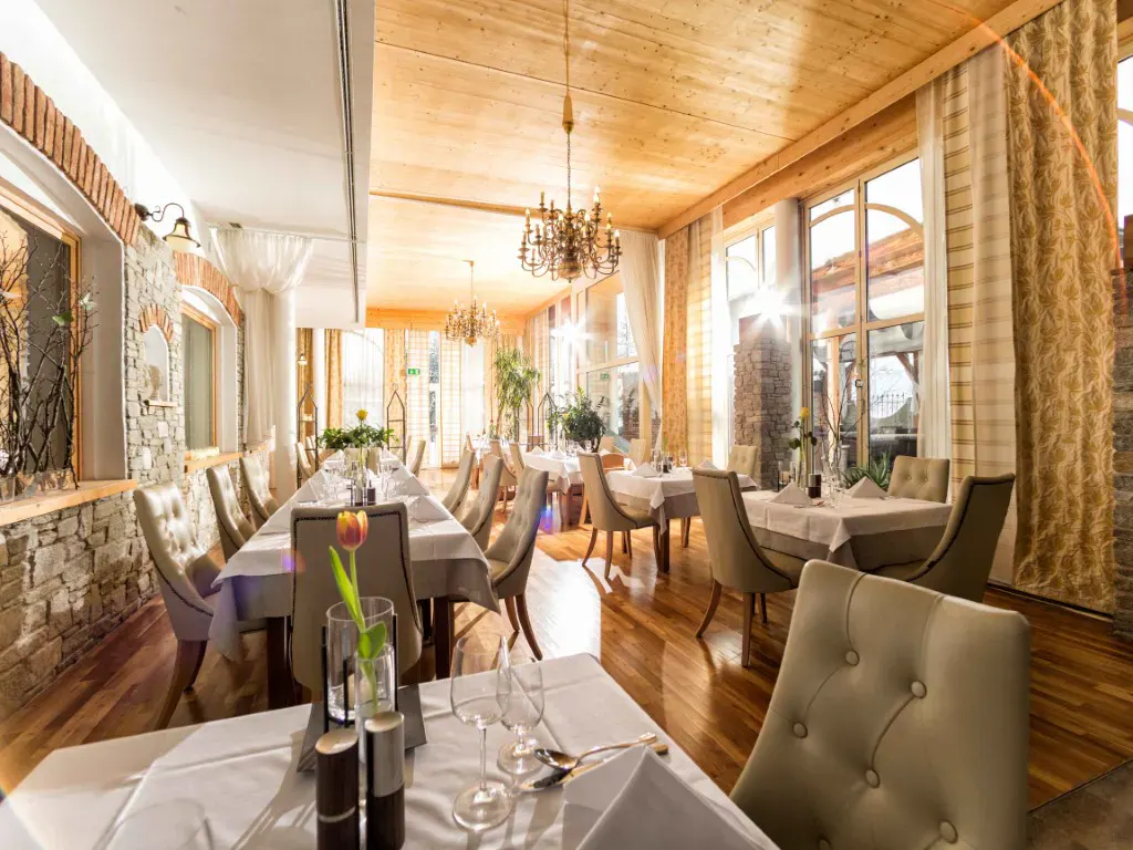 Restaurant mit Wintergarten im Garten-Hotel Ochensberger