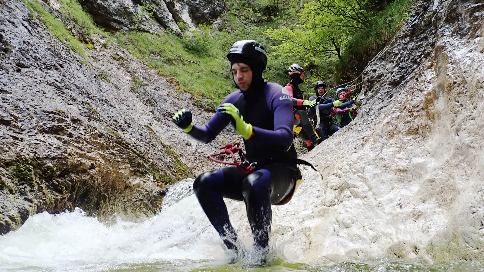 Eine Person springt ins Wasser.