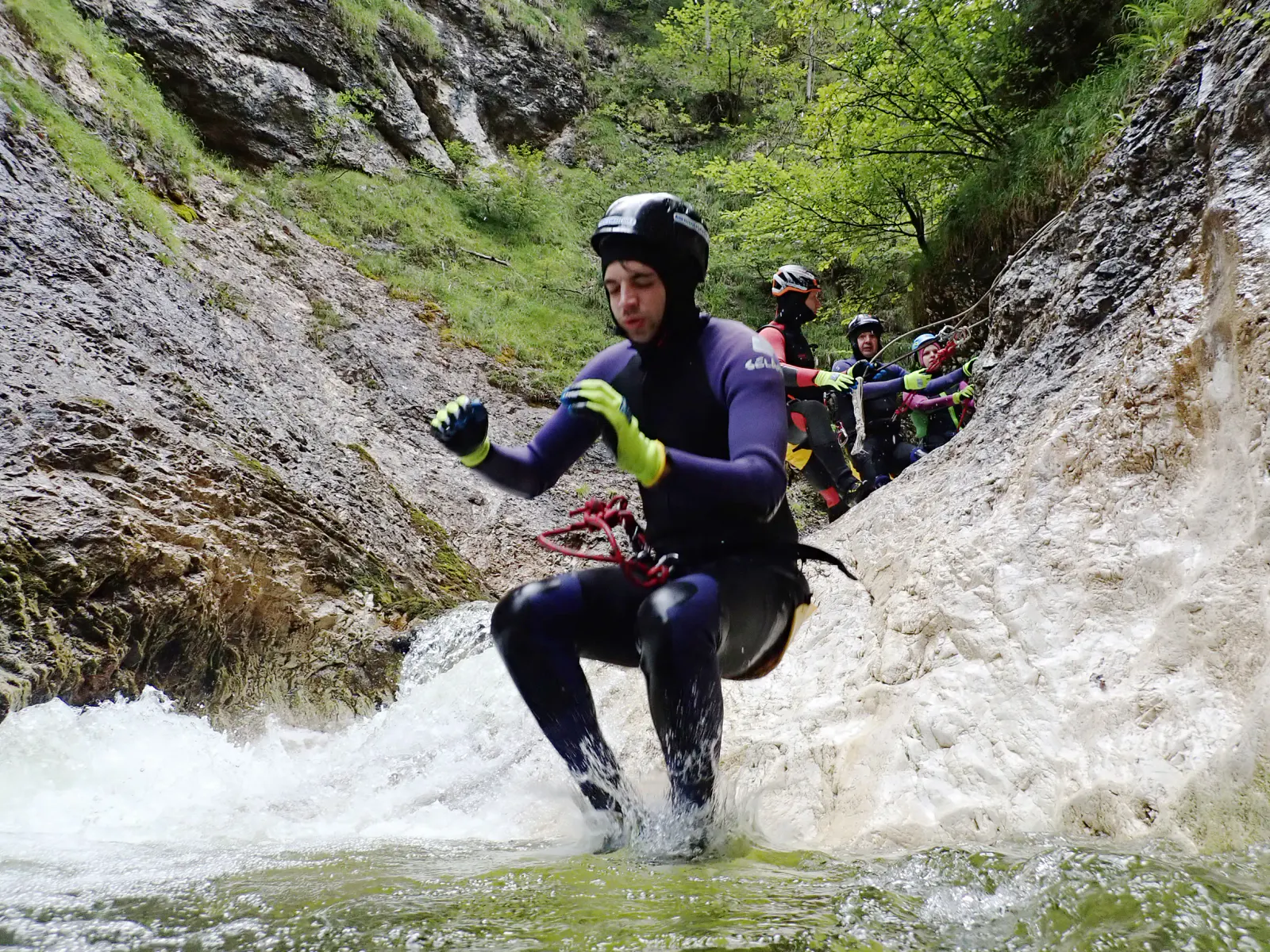 Eine Person springt ins Wasser.