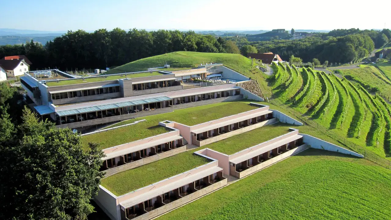 Aussenansicht des Genusshotel Riegersburg und der umliegenden Weinberge