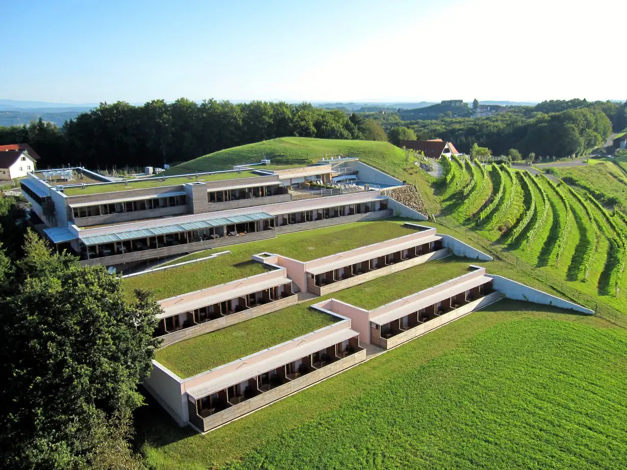 Aussenansicht des Genusshotel Riegersburg und der umliegenden Weinberge