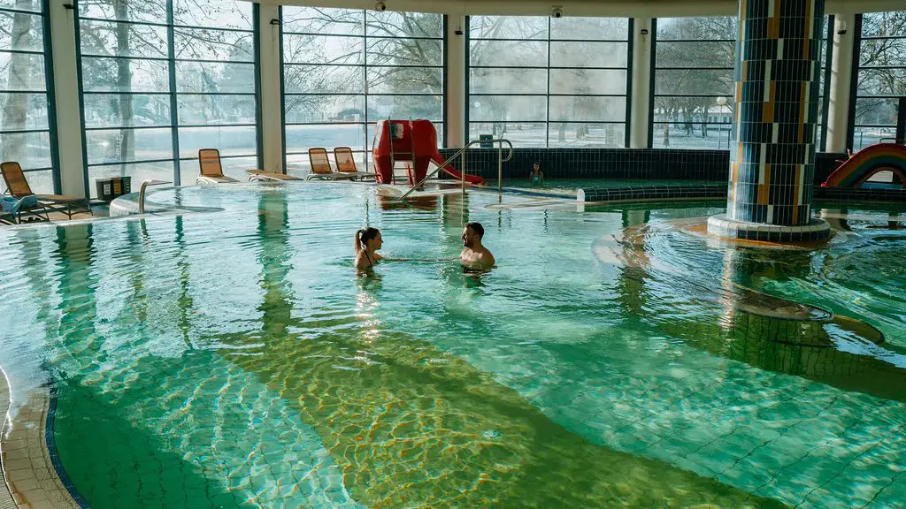 Zwei Gäste im Innenpool des Thermal Resorts Lendava