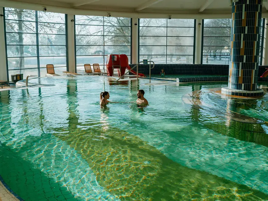 Zwei Gäste im Innenpool des Thermal Resorts Lendava