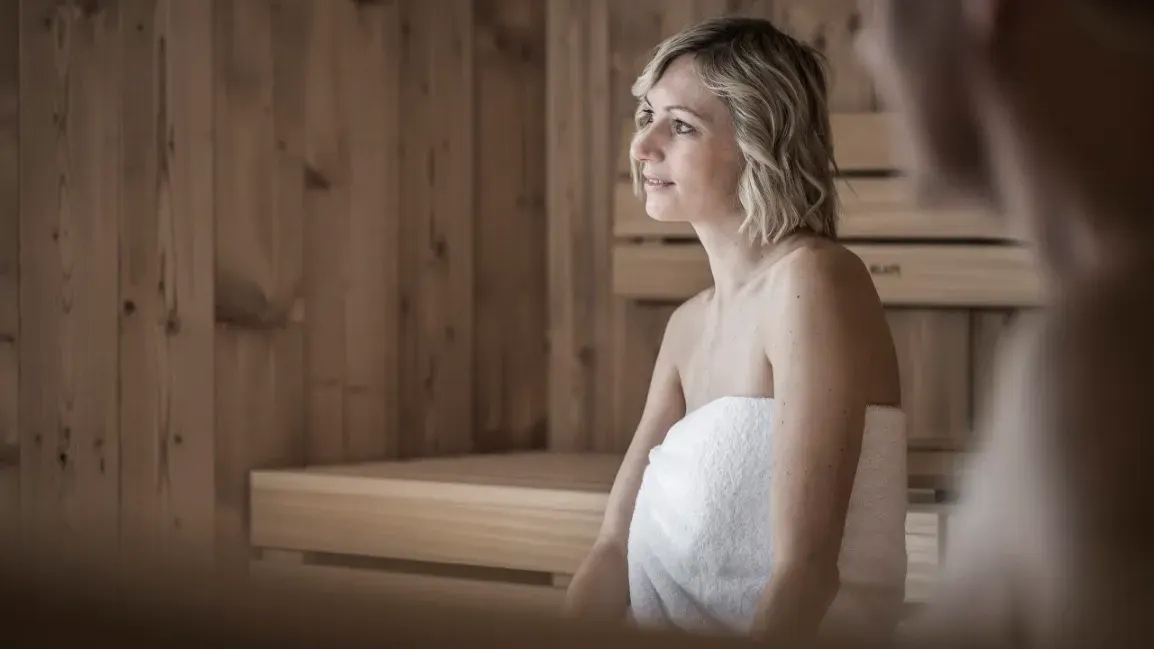 Gäste sitzen in der Sauna im MY MAYR MED Resort
