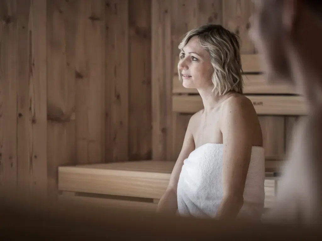 Gäste sitzen in der Sauna im MY MAYR MED Resort