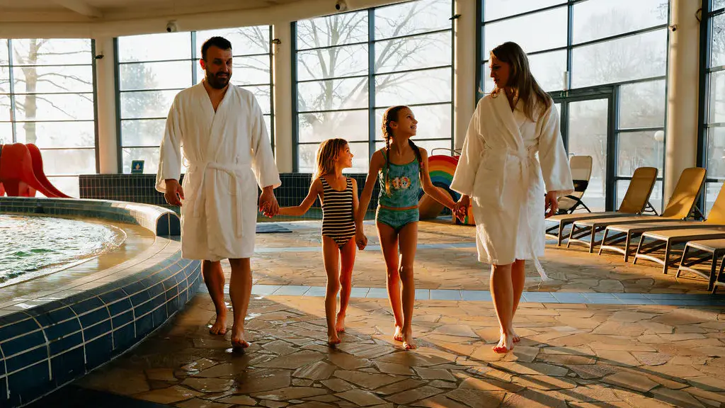 Eine Familie im Bademantel im Thermal Resort Lendava
