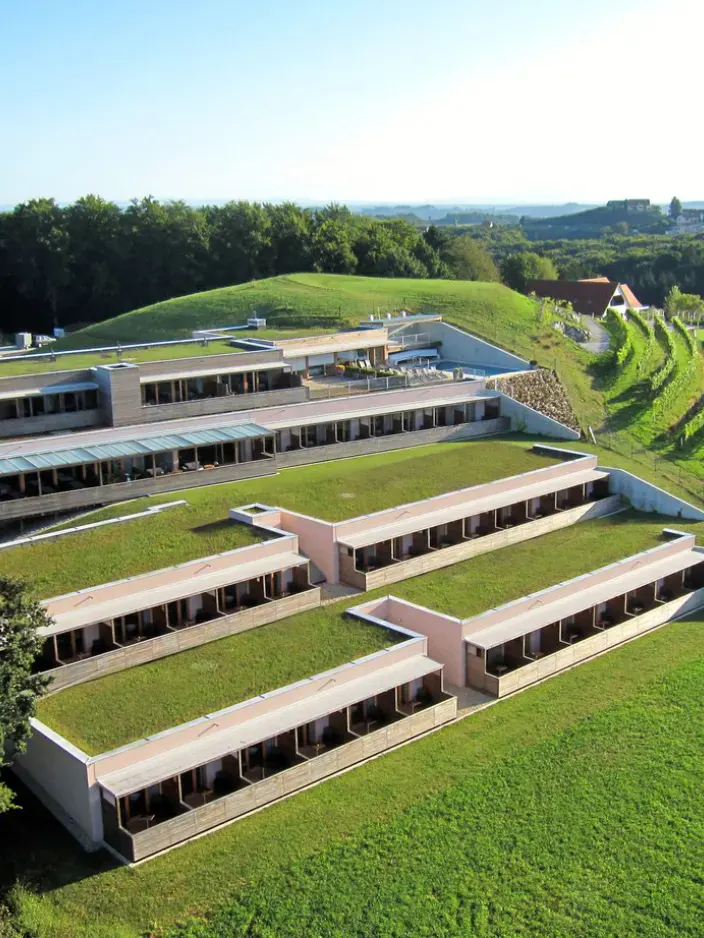 Aussenansicht des Genusshotel Riegersburg und der umliegenden Weinberge