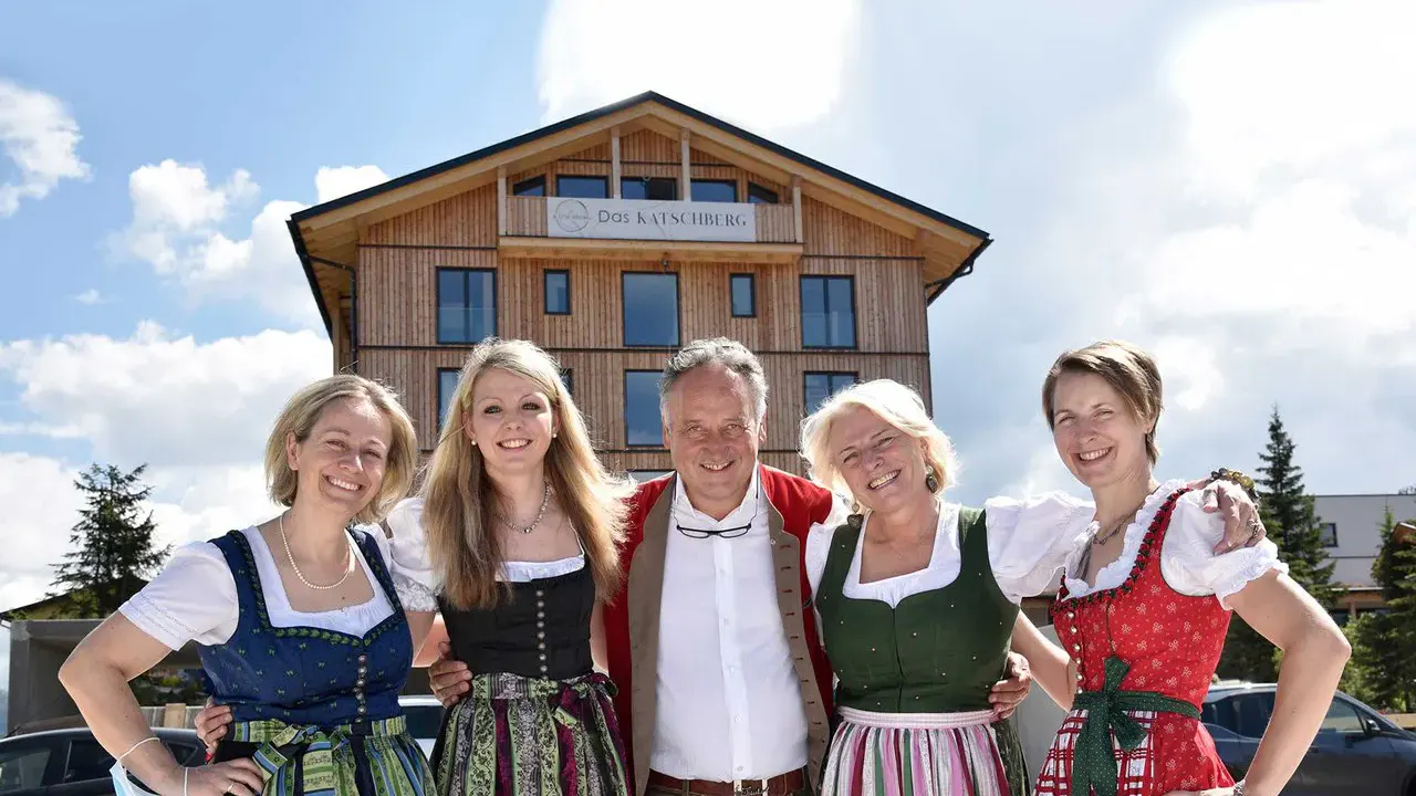 Die Familie Hinteregger und MitarbeiterInnen des Hotels Das KATSCHBERG