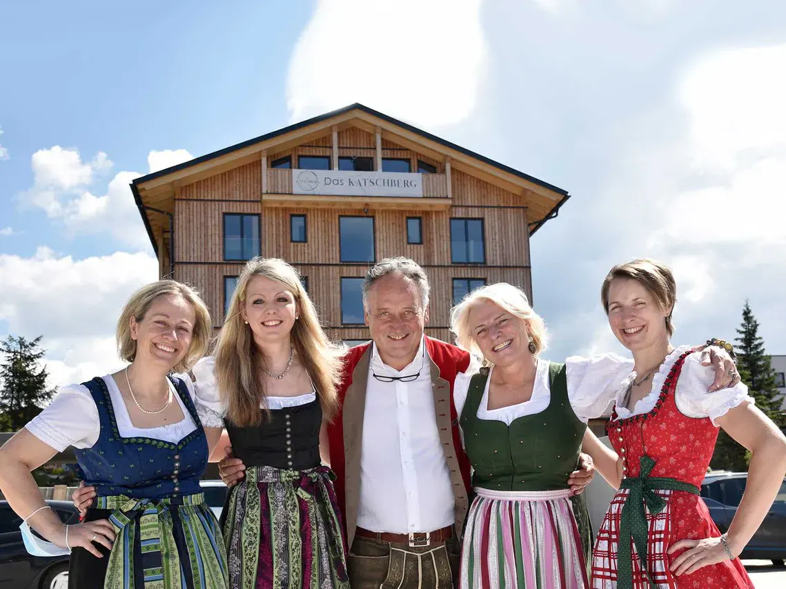 Die Familie Hinteregger und MitarbeiterInnen des Hotels Das KATSCHBERG