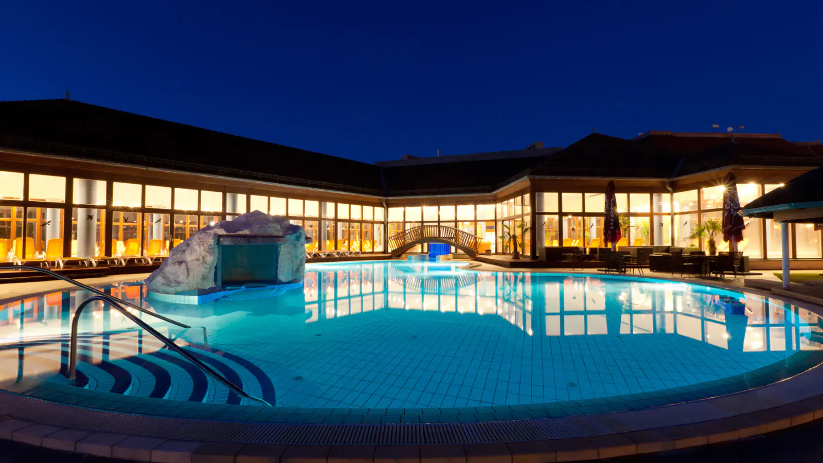 Aussenpool des Greenfield Hotel Golf und Spa am Abend