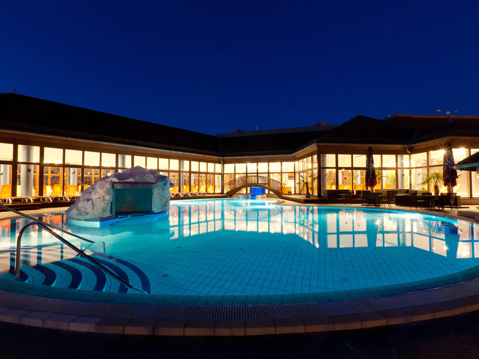 Aussenpool des Greenfield Hotel Golf und Spa am Abend