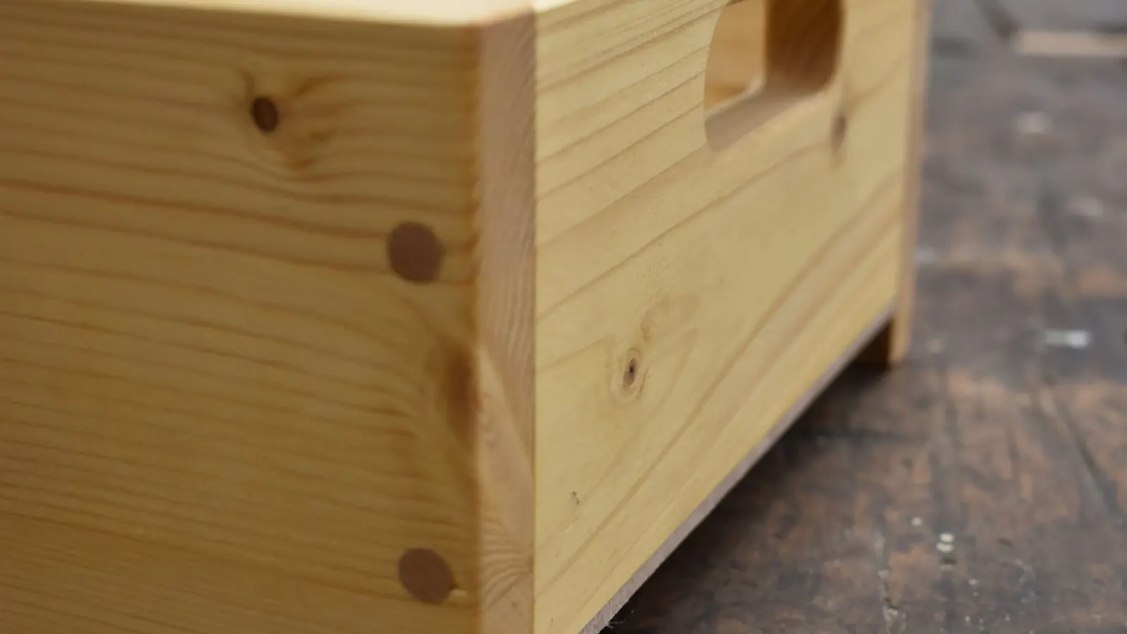 Holzschublade mit sichbarer Dübelung