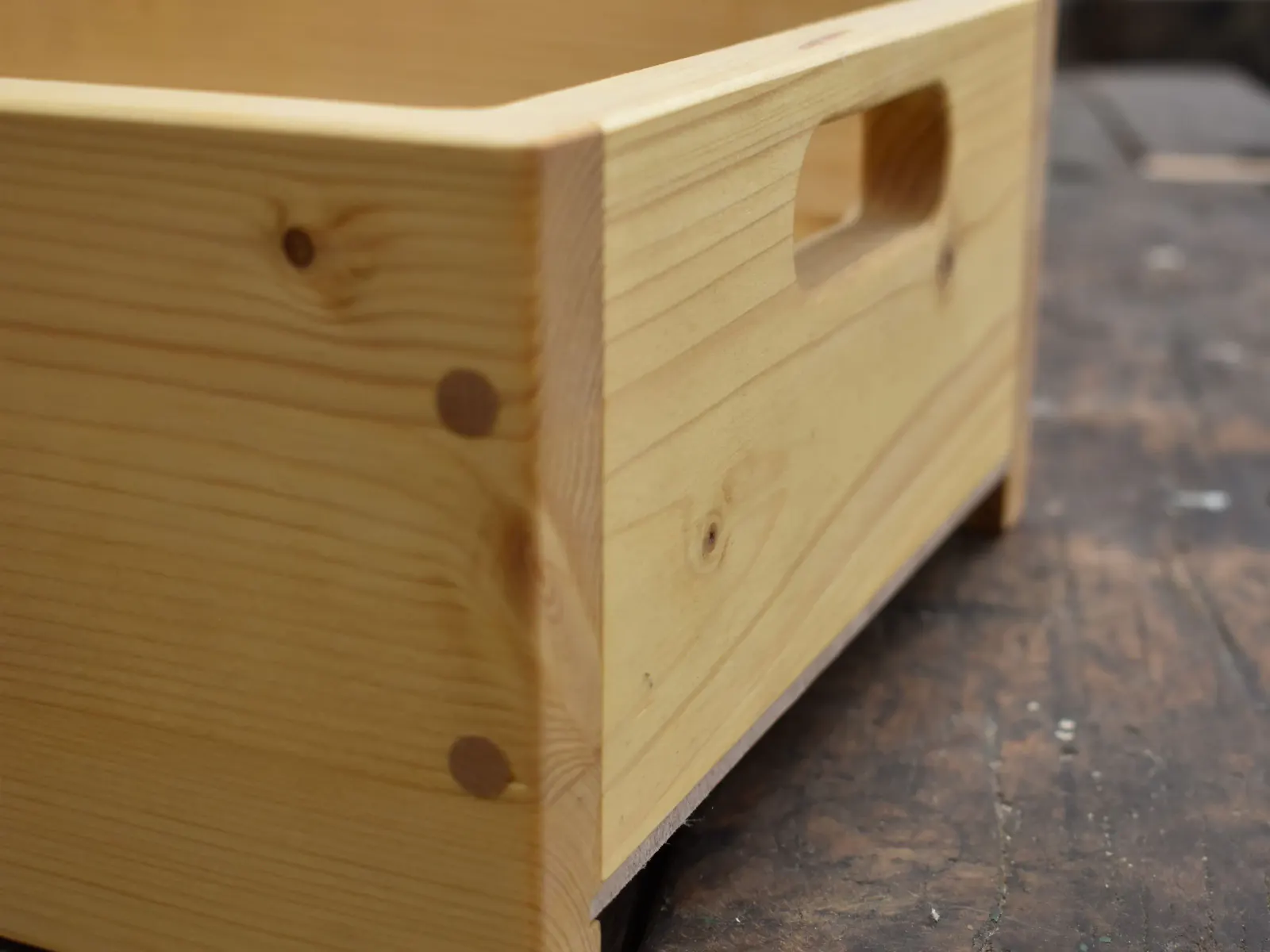 Holzschublade mit sichbarer Dübelung