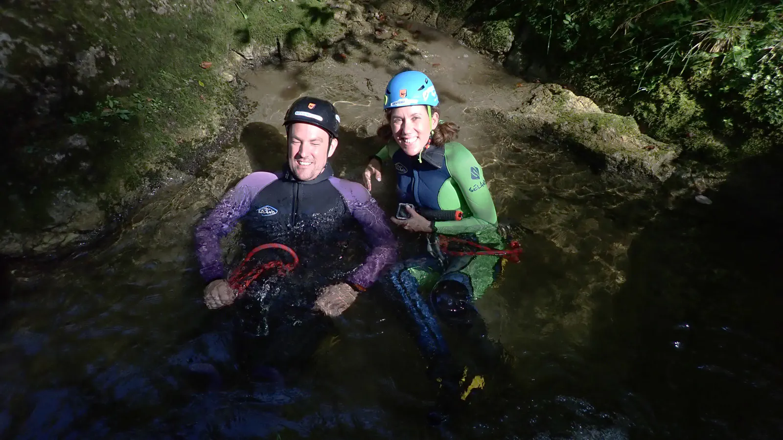 Zwei Canyonaut:innen im Wasser