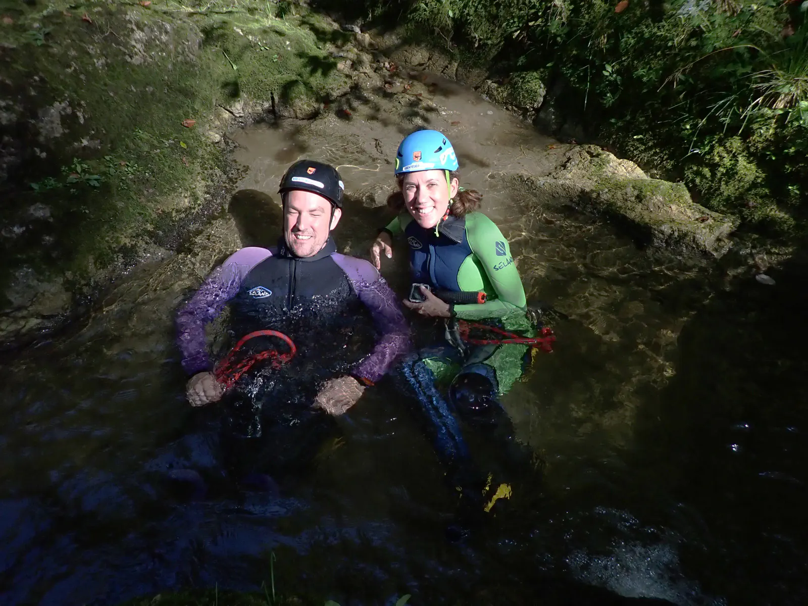 Zwei Canyonaut:innen im Wasser