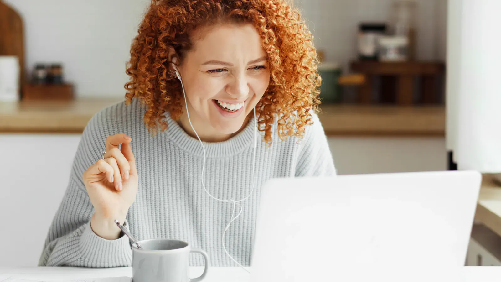 eine junge Frau am Laptop