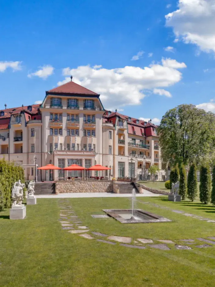 Aussenansicht der Hotelfront des Thermia Palace Hotels mit großem Gartenbereich