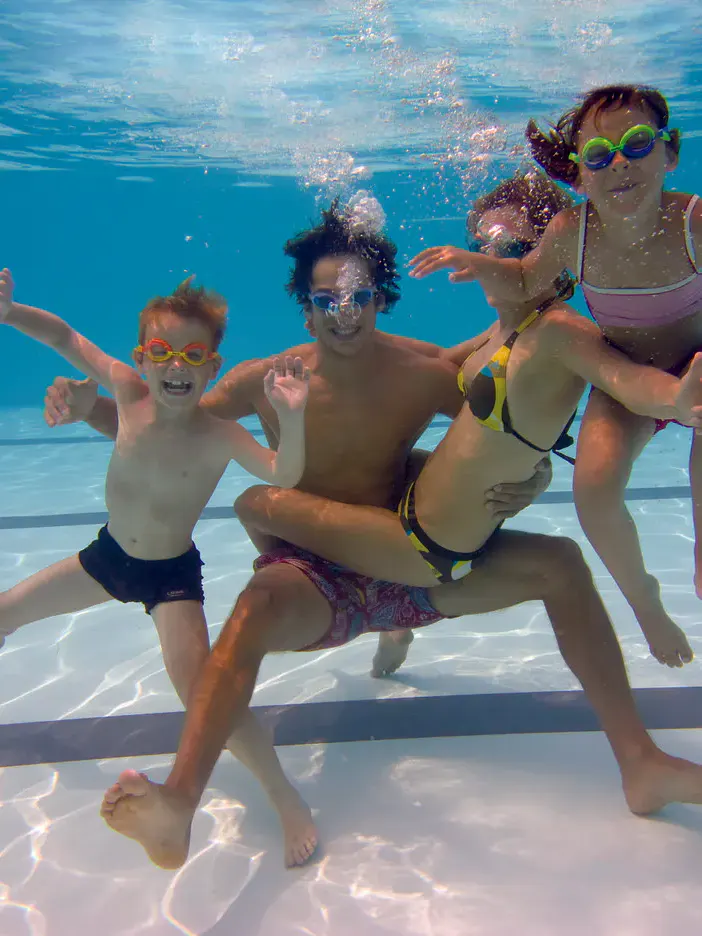 Eine Familie unter Wasser im Pool des H2O Hotel-Therme-Resorts