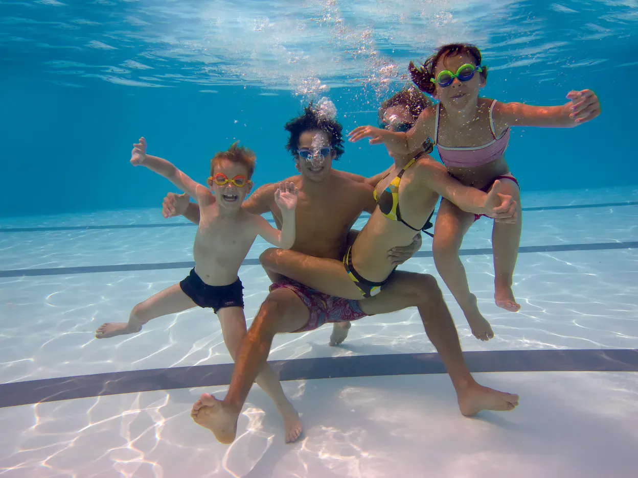 Eine Familie unter Wasser im Pool des H2O Hotel-Therme-Resorts