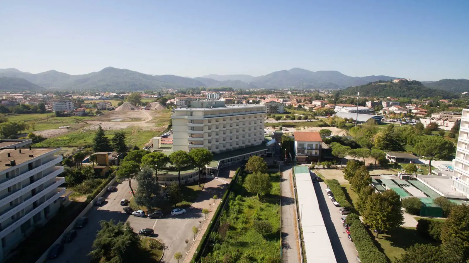 Luftbild über das Hotel Terme Abano Verdi und seine Umgebung