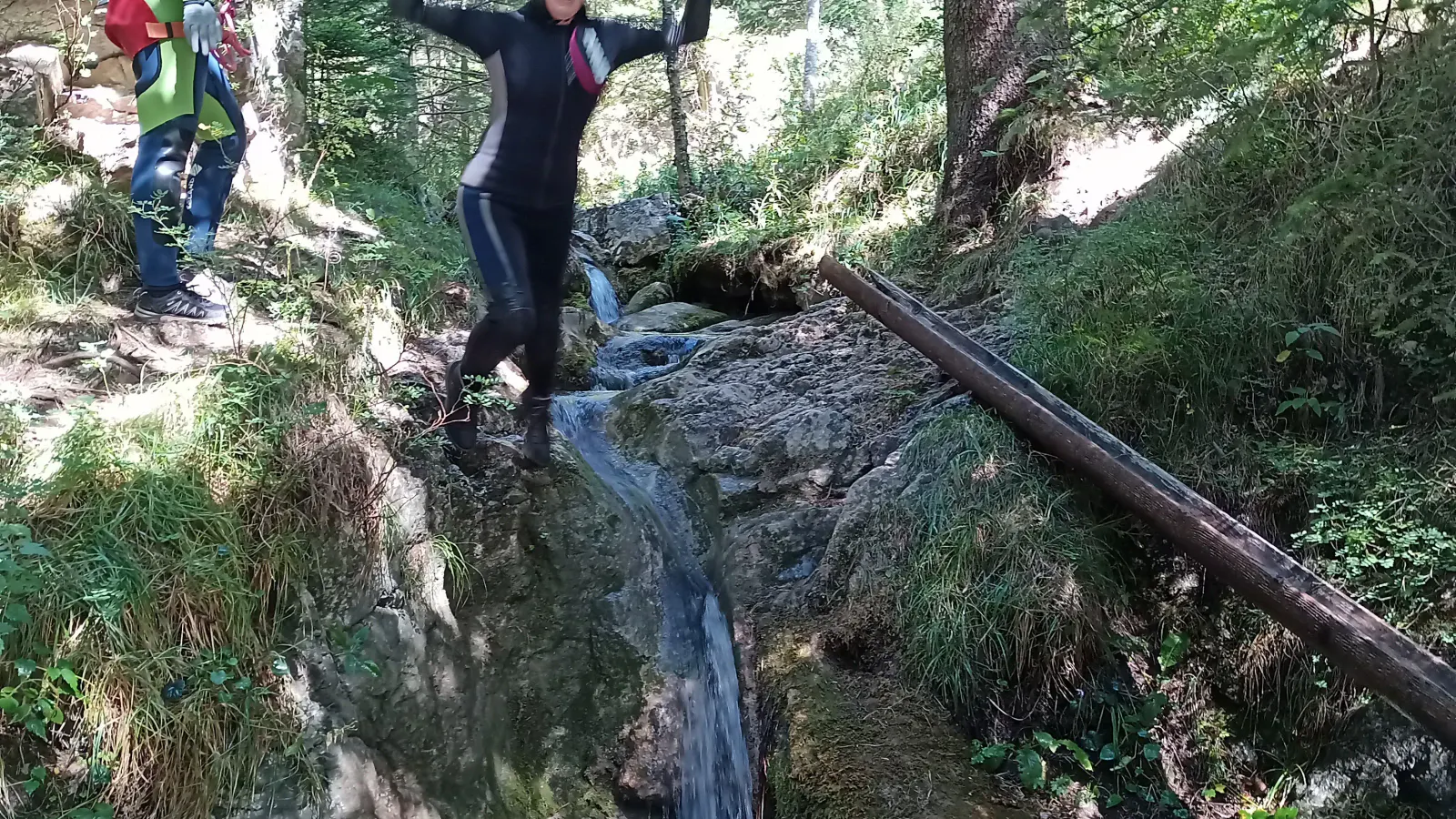 Eine Person bei einem Sprung ins Wasser.