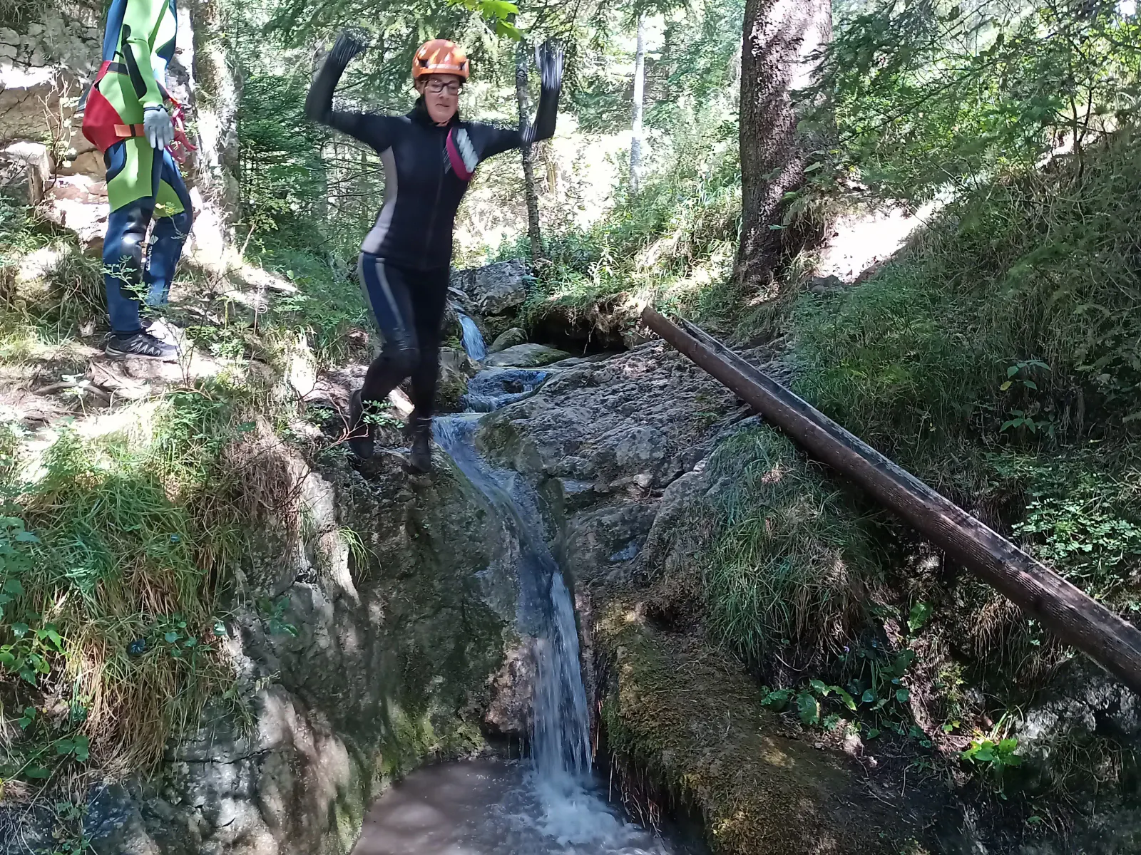 Eine Person bei einem Sprung ins Wasser.