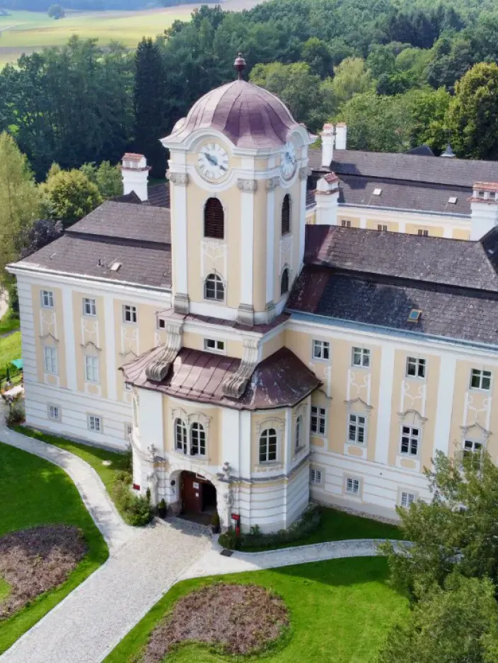 Aussenansicht des Schlosshotels Rosenau