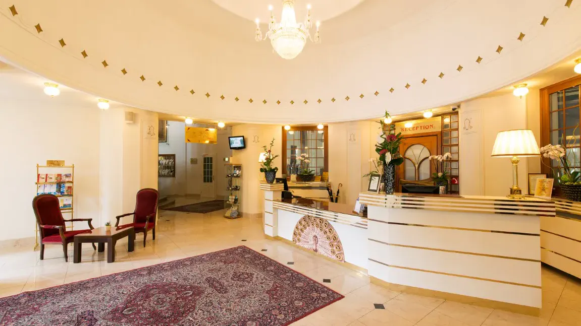 Großräumige Rezeption des Thermia Palace Hotels