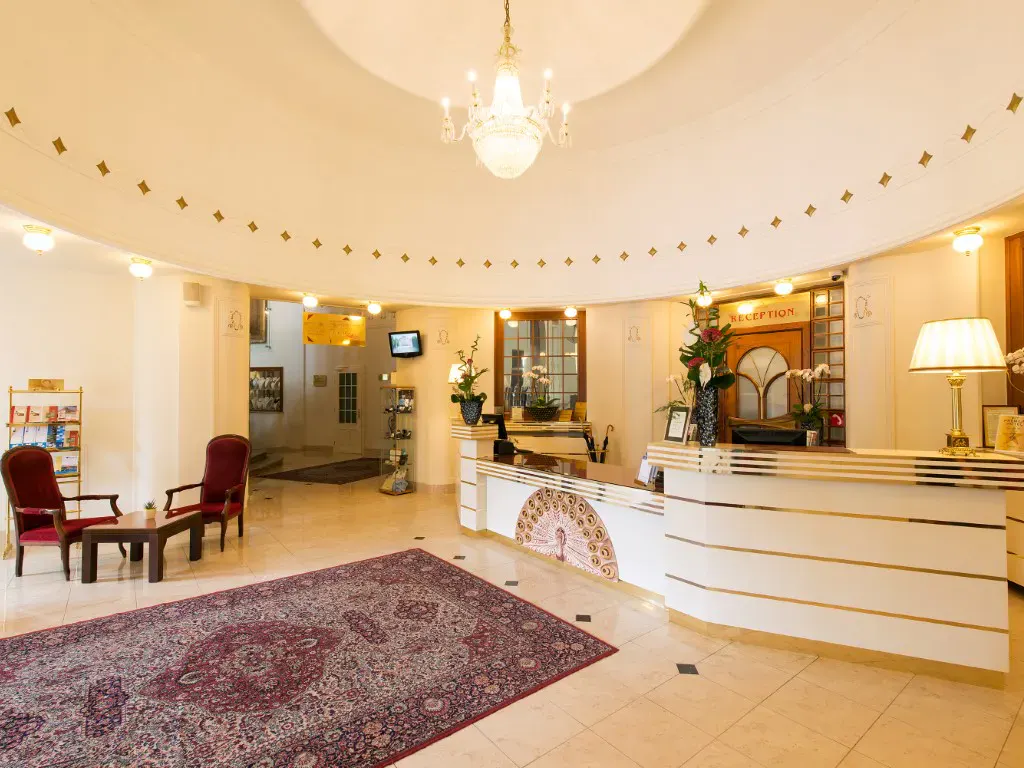 Großräumige Rezeption des Thermia Palace Hotels