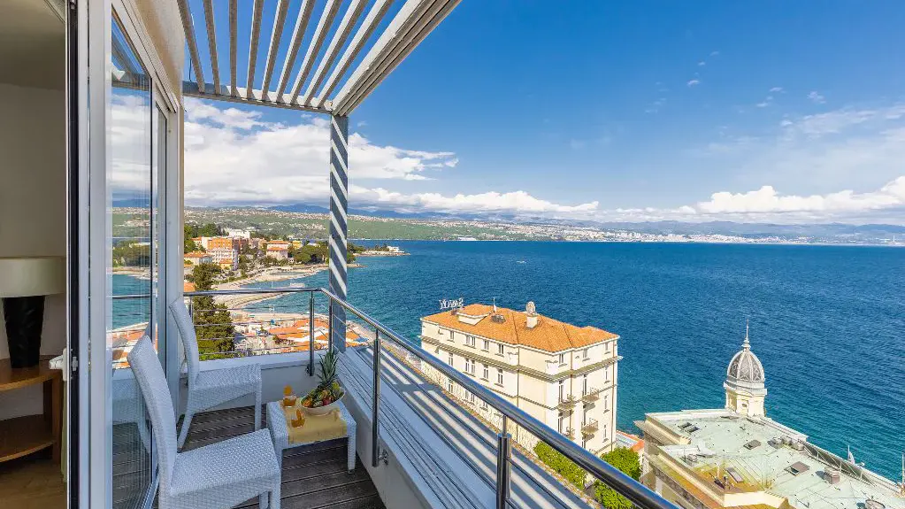 Blick von einem Balkon des Hotels Astoria Opatija an die Küste