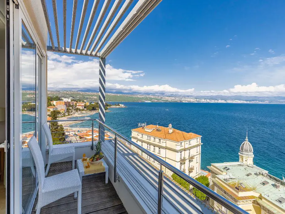 Blick von einem Balkon des Hotels Astoria Opatija an die Küste