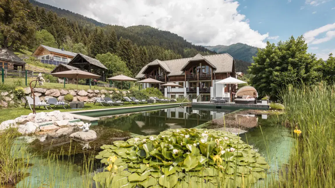 Blick auf den Schwimmteich des Naturhotels Landhof Irschen