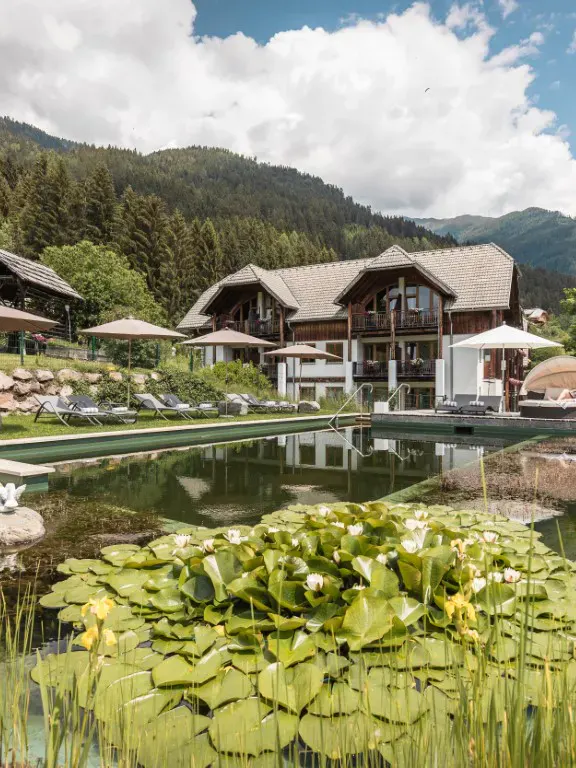 Blick auf den Schwimmteich des Naturhotels Landhof Irschen
