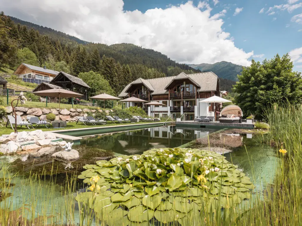 Blick auf den Schwimmteich des Naturhotels Landhof Irschen