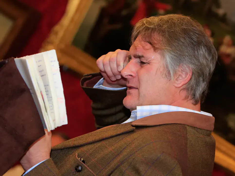 Crime Club - lesender Schauspieler