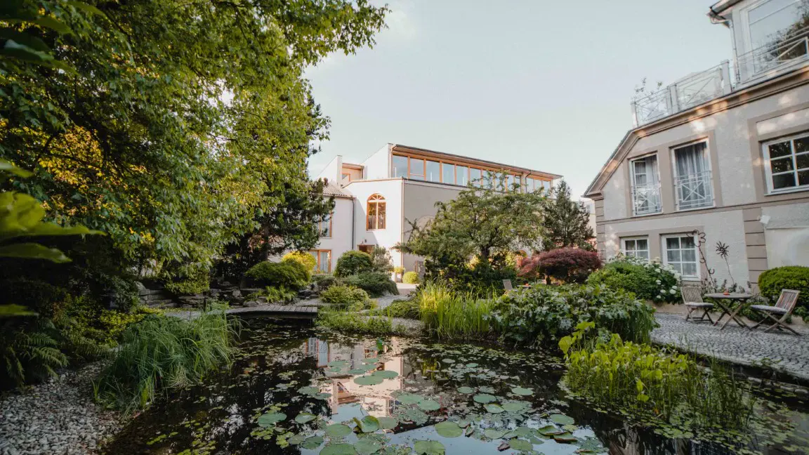 Garten mit Badeteich im Garten-Hotel Ochensberger