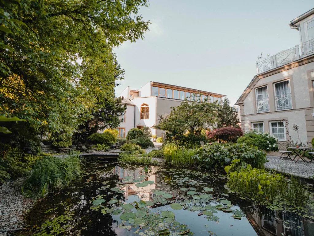 Garten mit Badeteich im Garten-Hotel Ochensberger