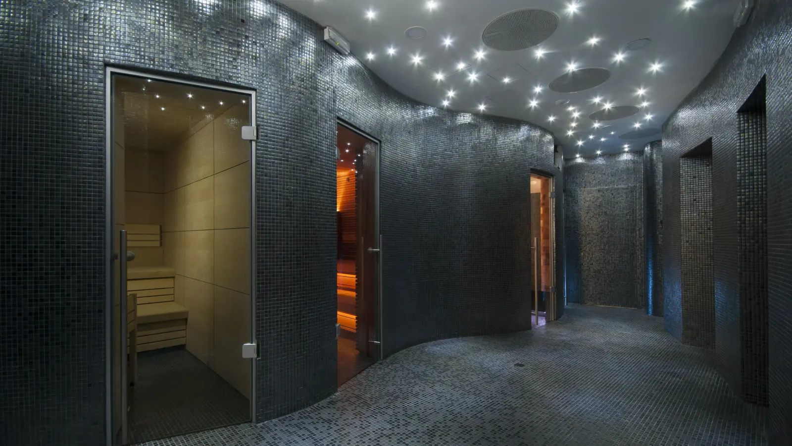Saunabereich mit stimmungsvoller Beleuchtung im Luxury Wellness und Spa Hotel Prezident